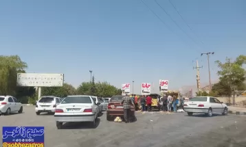 مسدود شدن خیابان توسط نیسانهای میوهفروش