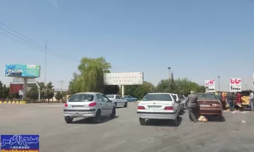 مسدود شدن خیابان توسط نیسانهای میوهفروش