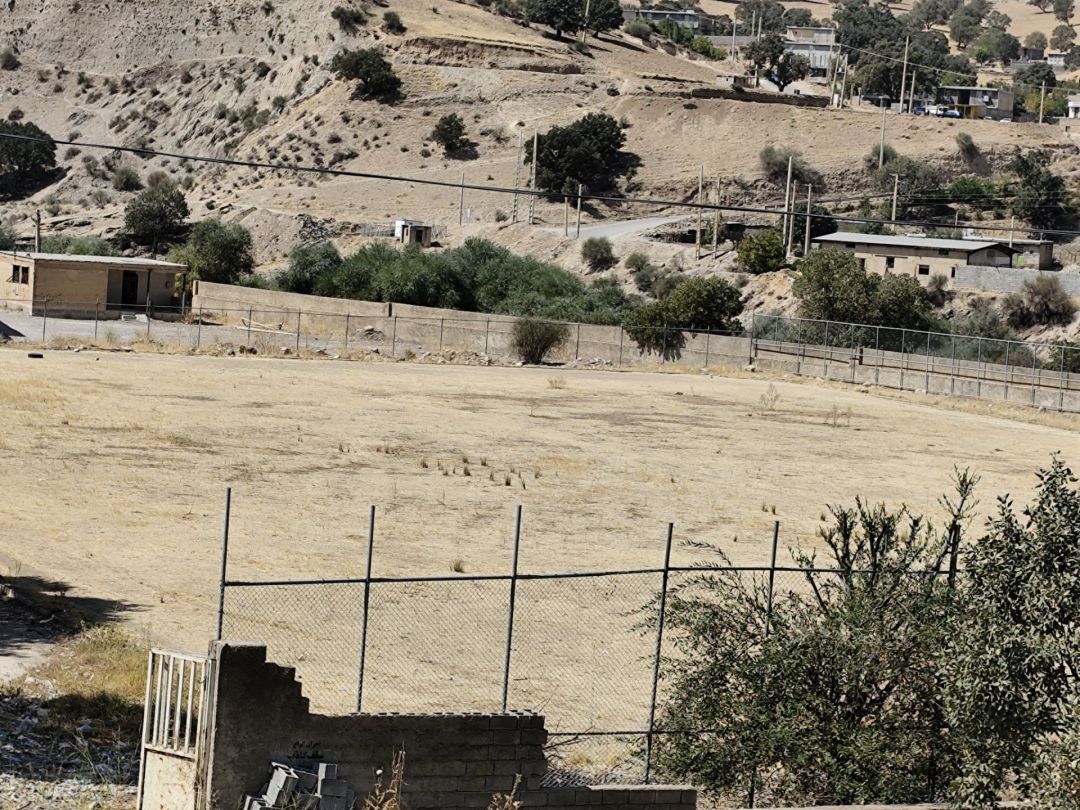 زمین چمن پاتاوه؛ نماد مطالبات معوق جوانان